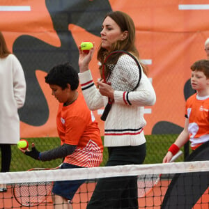 Kate Middleton, duchesse de Cambridge, joue au tennis avec les jeunes de la Lawn Tennis Association (LTA) à Édimbourg. Le 27 mai 2021.