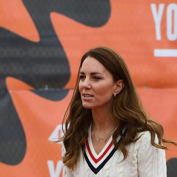 Kate Middleton, duchesse de Cambridge, joue au tennis avec les jeunes de la Lawn Tennis Association (LTA) à Édimbourg. Le 27 mai 2021.