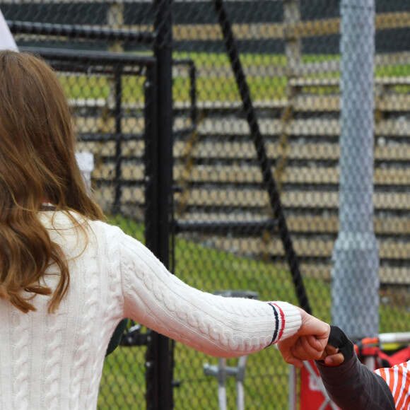Kate Middleton, duchesse de Cambridge, joue au tennis avec les jeunes de la Lawn Tennis Association (LTA) à Édimbourg. Le 27 mai 2021.