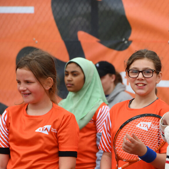 Kate Middleton, duchesse de Cambridge, joue au tennis avec les jeunes de la Lawn Tennis Association (LTA) à Édimbourg. Le 27 mai 2021.