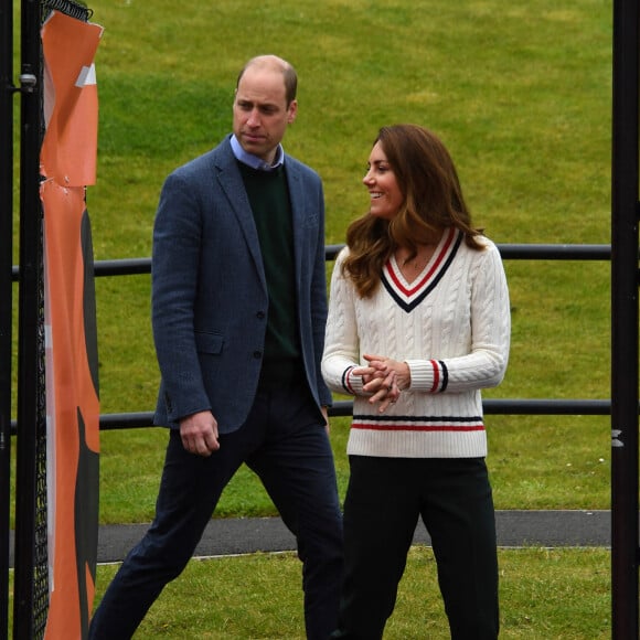 Kate Middleton, duchesse de Cambridge, et son mari le prince William rendent visite aux jeunes de la Lawn Tennis Association (LTA) à Édimbourg. Le 27 mai 2021.