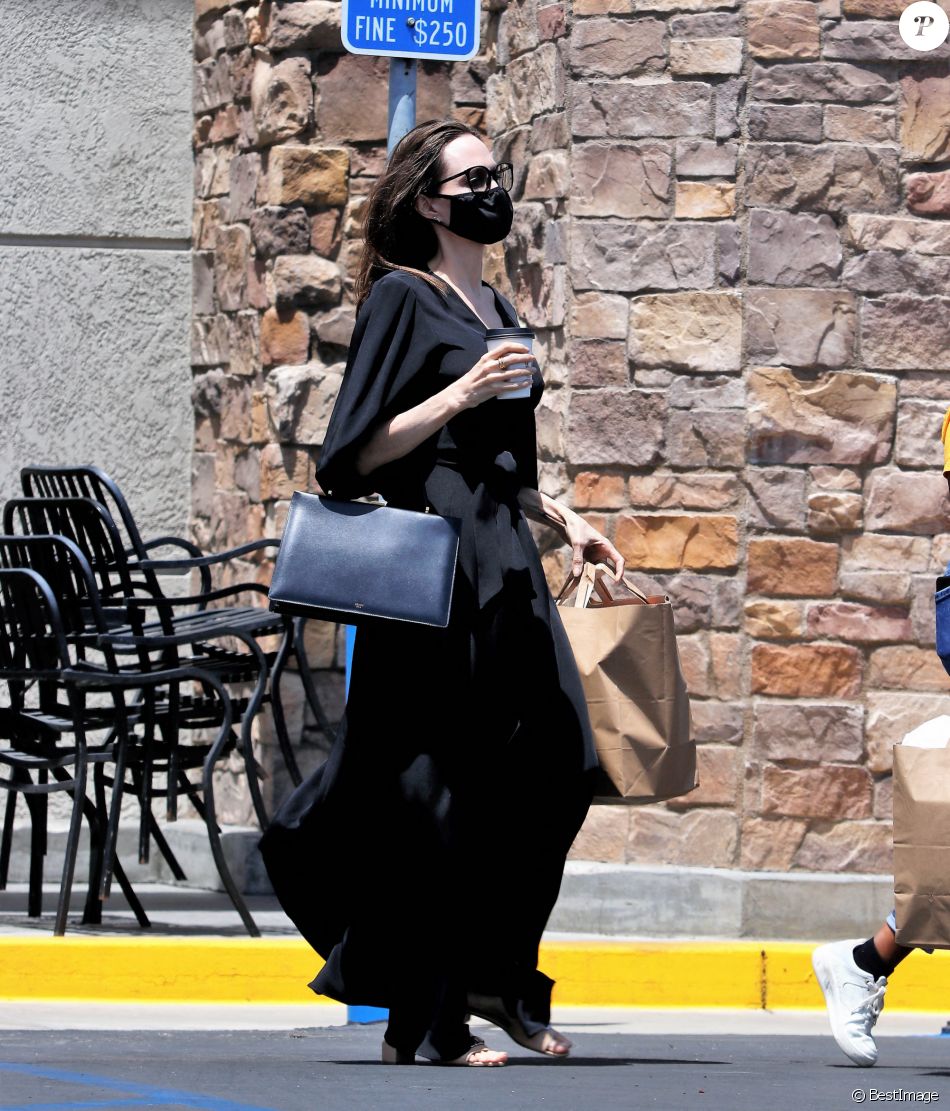 Exclusif - Angelina Jolie et sa fille Zahara ont fait quelques courses à Los Angeles le 23 mai 2021.
