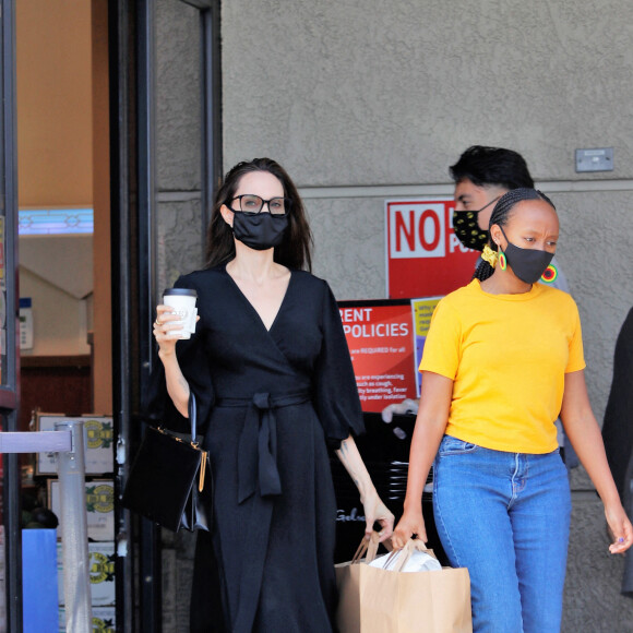 Exclusif - Angelina Jolie et sa fille Zahara ont fait quelques courses à Los Angeles le 23 mai 2021.