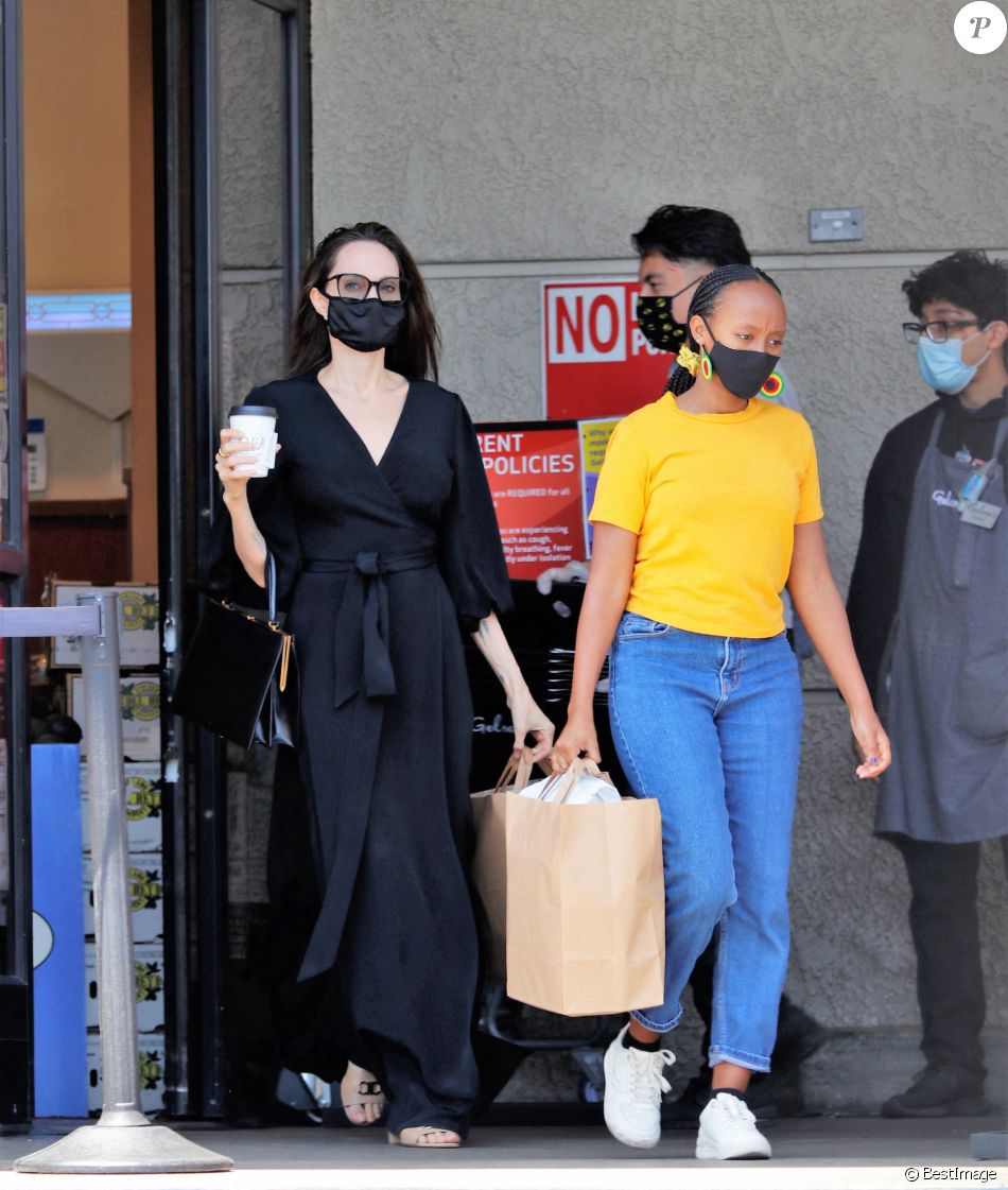 Exclusif - Angelina Jolie et sa fille Zahara ont fait quelques courses à Los Angeles le 23 mai 2021.