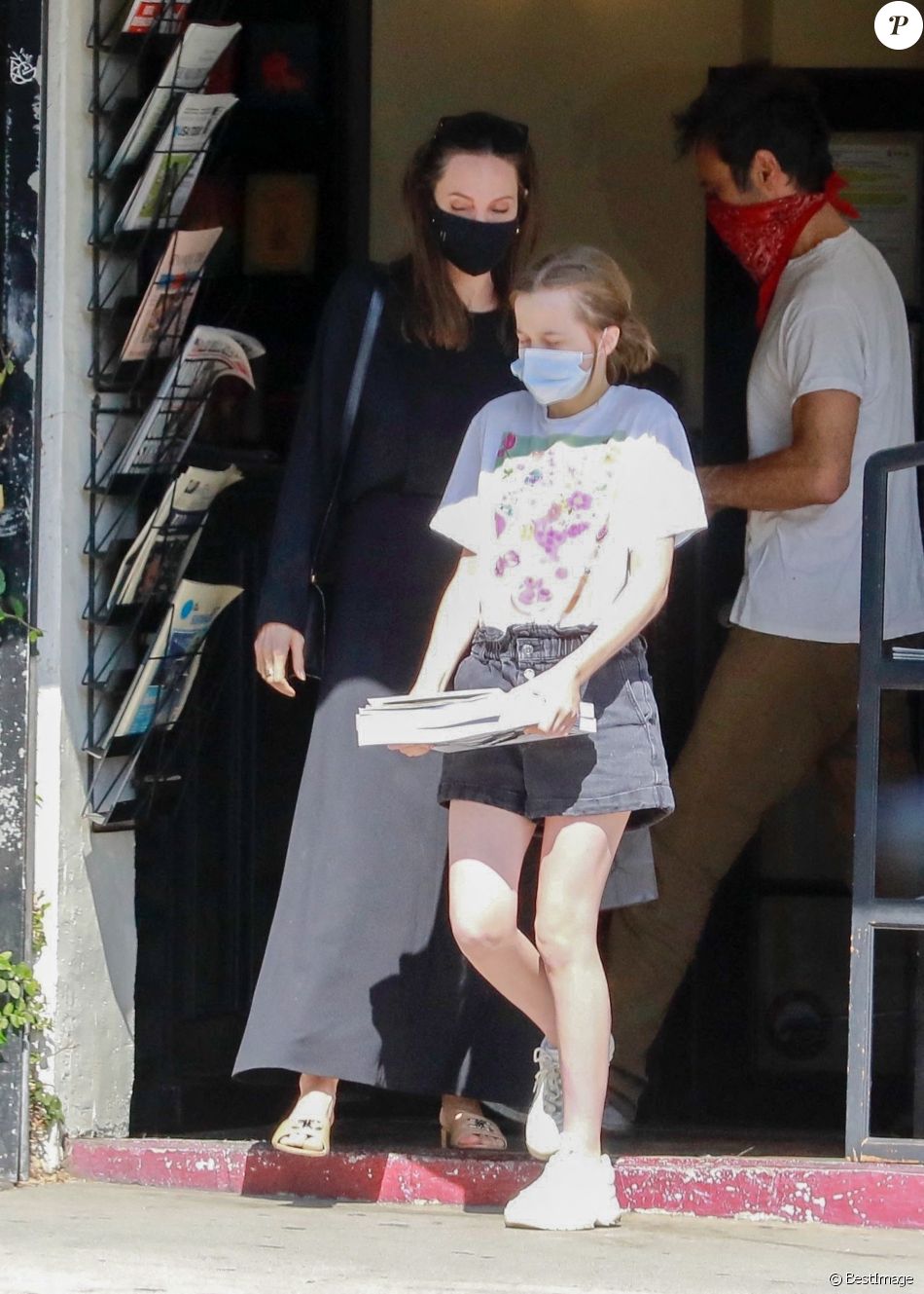 Exclusif - Angelina Jolie et sa fille Vivienne font quelques achats dans une animalerie et ensuite une librairie à Los Feliz le 7 mai 2021.