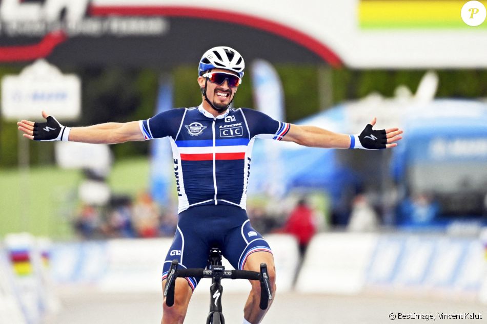 Julian Alaphilippe a remporté le titre de champion du monde de cyclisme en Italie, le 27 septembre 2020 © Vincent Kalut/Panoramic/Bestimage