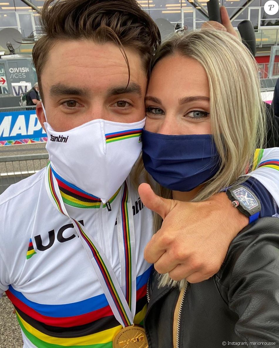 Julian Alaphilippe sacré champion du monde à Imola, en Italie, sa compagne Marion Rousse (consultante pour France Télévisions) à ses côtés.
