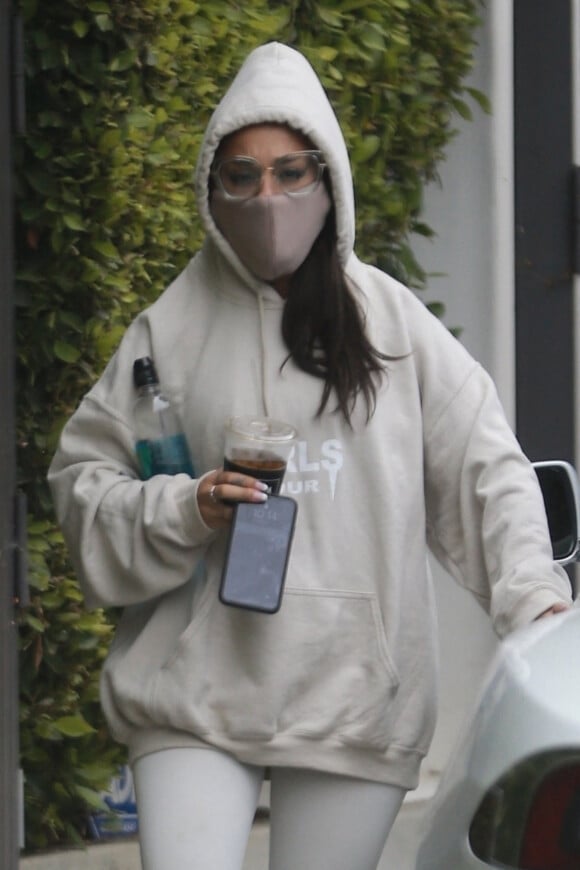 Exclusif - Ariana Grande, dissimulée sous sa capuche et derrière son masque de protection contre le coronavirus (Covid-19), quitte son cours de gym à Los Angeles, le 18 juin 2020.