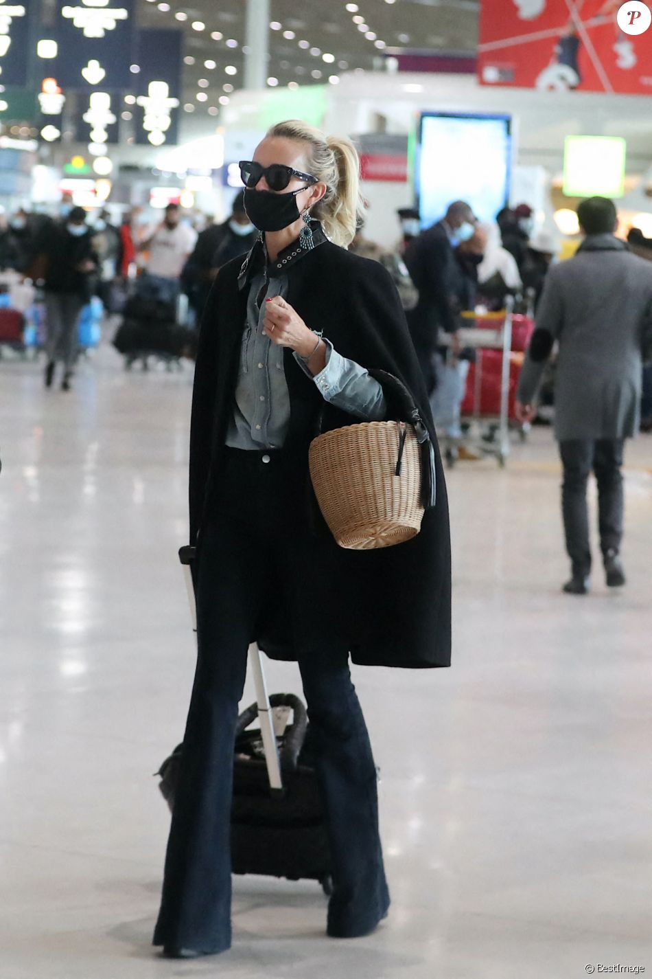 Exclusif - Laeticia Hallyday est à l'aéroport de Roissy-Charles-de-Gaulle pour prendre un vol à destination de Los Angeles, le 17 mars 2021.