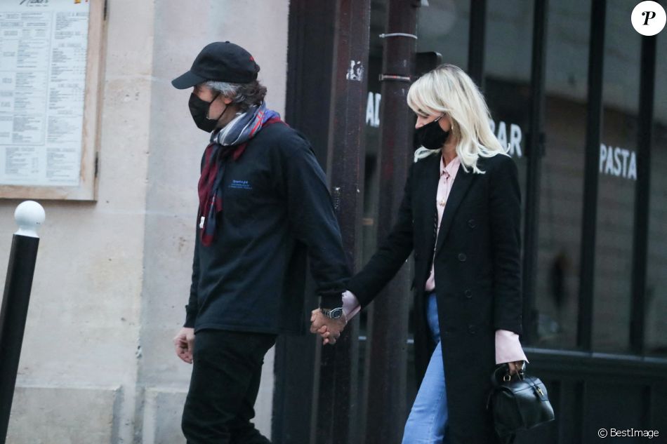 Exclusif - Laeticia Hallyday et son compagnon Jalil Lespert sortent de chez Jalil à Paris le 13 novembre 2020.
