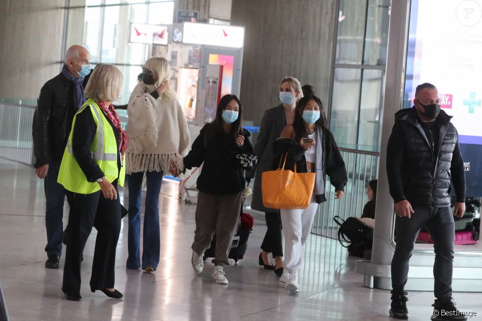 Exclusif - Laeticia Hallyday et ses filles Jade et Joy arrivent à l'aéroport de Roissy-Charles-de-Gaulle à Paris en provenance de Los Angeles, le 12 octobre 2020.