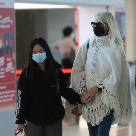 Exclusif - Laeticia Hallyday et ses filles Jade et Joy arrivent à l'aéroport de Roissy-Charles-de-Gaulle à Paris en provenance de Los Angeles, le 12 octobre 2020.