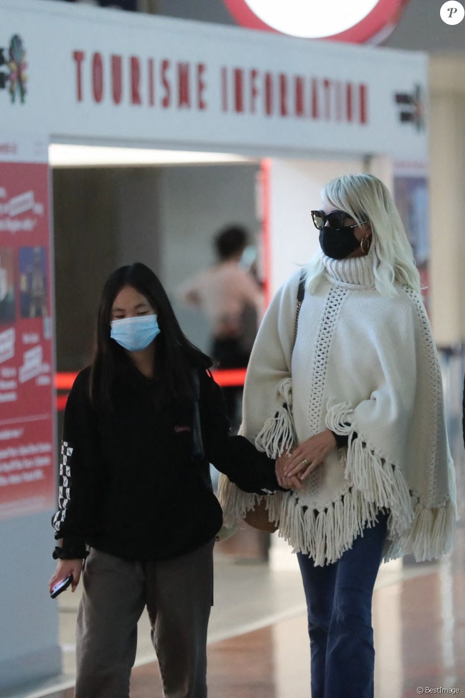Exclusif - Laeticia Hallyday et ses filles Jade et Joy arrivent à l'aéroport de Roissy-Charles-de-Gaulle à Paris en provenance de Los Angeles, le 12 octobre 2020.