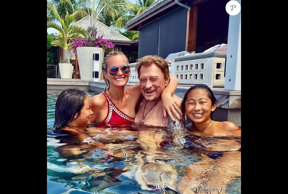 Johnny et Laeticia Hallyday avec leurs filles Jade et Joy sur Instagram, en 2017.