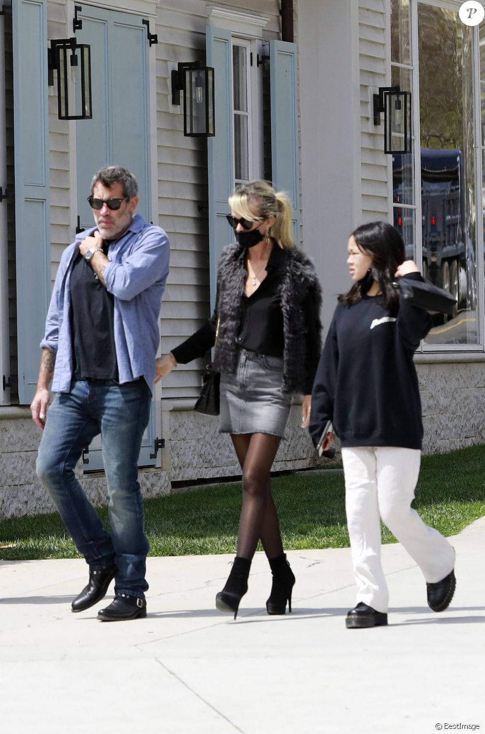 Exclusif - Laeticia Hallyday, Jalil Lespert et Joy se rendent dans leur nouvelle villa de Pacific Palisades pour superviser les préparatifs avec les architectes et décorateurs d'intérieur, pendant que des ouvriers s'occupent de refaire le trottoir devant la villa.
