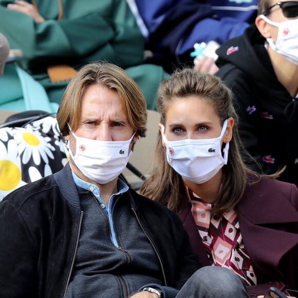 Mathieu Vergne et sa femme Ophélie Meunier dans les tribunes lors des internationaux de tennis Roland Garros à Paris le 9 octobre 2020. © Dominique Jacovides / Bestimage