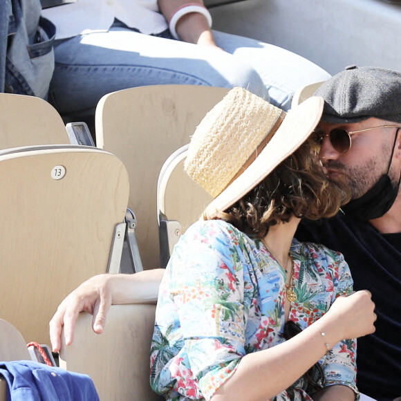 Alysson Paradis et son compagnon Guillaume Gouix dans les tribunes du tournoi de Roland Garros à Paris, le 30 mai 2021. © Dominique Jacovides/Bestimage