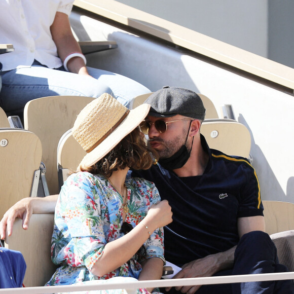 Alysson Paradis et son compagnon Guillaume Gouix dans les tribunes du tournoi de Roland Garros à Paris, le 30 mai 2021. © Dominique Jacovides/Bestimage
