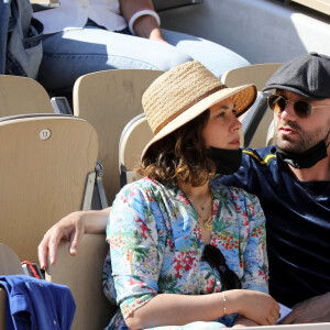 Alysson Paradis et son compagnon Guillaume Gouix dans les tribunes du tournoi de Roland Garros à Paris, le 30 mai 2021. © Dominique Jacovides/Bestimage