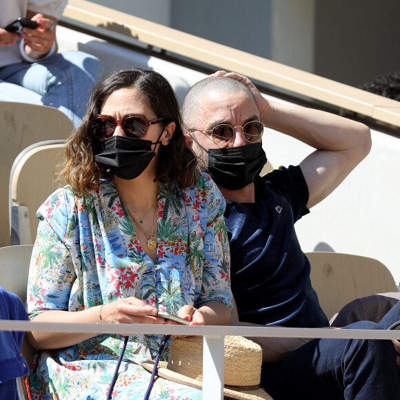Alysson Paradis et son compagnon Guillaume Gouix dans les tribunes du tournoi de Roland Garros à Paris, le 30 mai 2021. © Dominique Jacovides/Bestimage