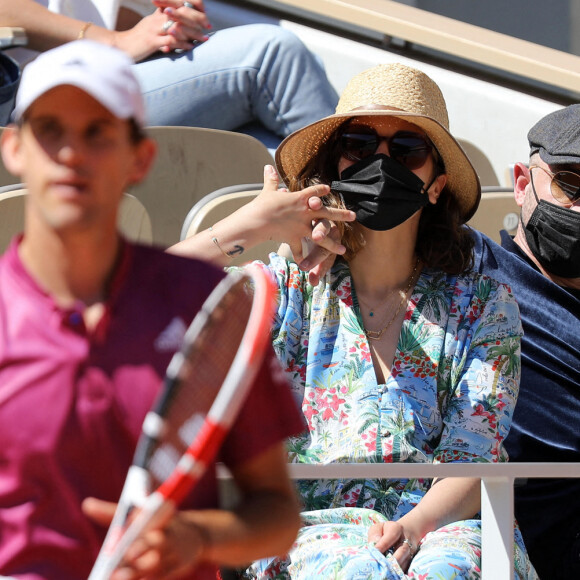Alysson Paradis et son compagnon Guillaume Gouix dans les tribunes du tournoi de Roland Garros à Paris, le 30 mai 2021. © Dominique Jacovides/Bestimage