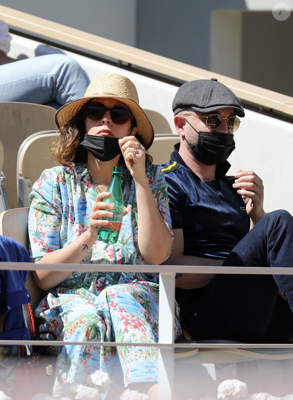 Alysson Paradis et son compagnon Guillaume Gouix dans les tribunes du tournoi de Roland Garros à Paris, le 30 mai 2021. © Dominique Jacovides/Bestimage