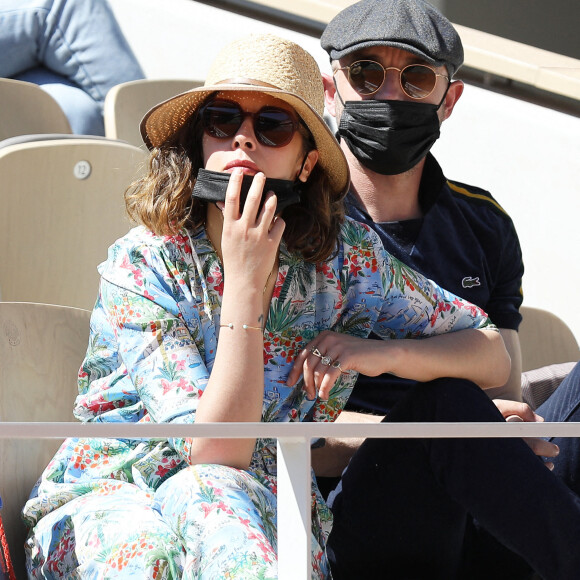 Alysson Paradis et son compagnon Guillaume Gouix dans les tribunes du tournoi de Roland Garros à Paris, le 30 mai 2021. © Dominique Jacovides/Bestimage