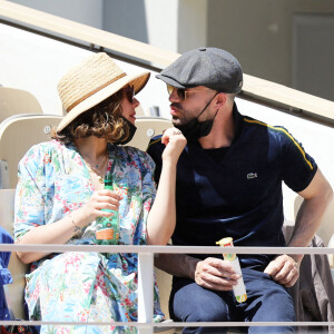 Alysson Paradis et son compagnon Guillaume Gouix dans les tribunes du tournoi de Roland Garros à Paris. © Dominique Jacovides/Bestimage