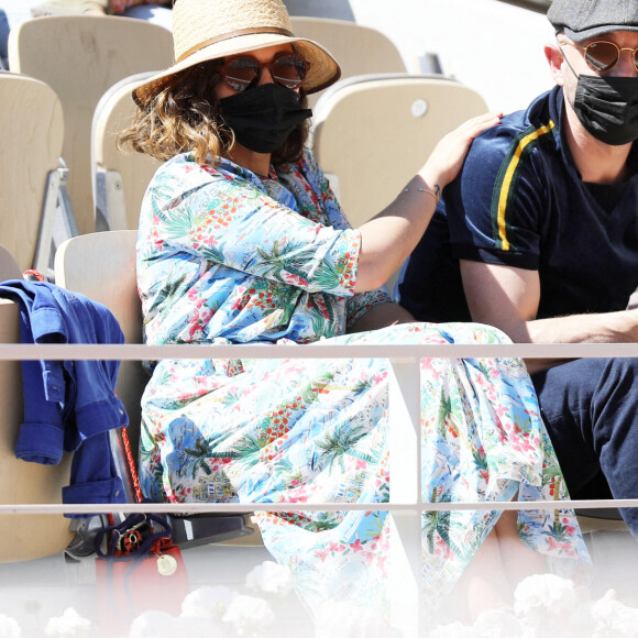 Alysson Paradis et son compagnon Guillaume Gouix dans les tribunes du tournoi de Roland Garros à Paris, le 30 mai 2021. © Dominique Jacovides/Bestimage