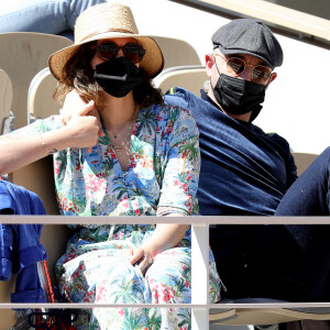 Alysson Paradis et son compagnon Guillaume Gouix dans les tribunes du tournoi de Roland Garros à Paris, le 30 mai 2021. © Dominique Jacovides/Bestimage