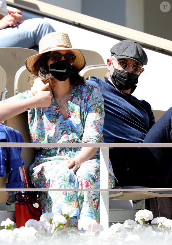 Alysson Paradis et son compagnon Guillaume Gouix dans les tribunes du tournoi de Roland Garros à Paris, le 30 mai 2021. © Dominique Jacovides/Bestimage