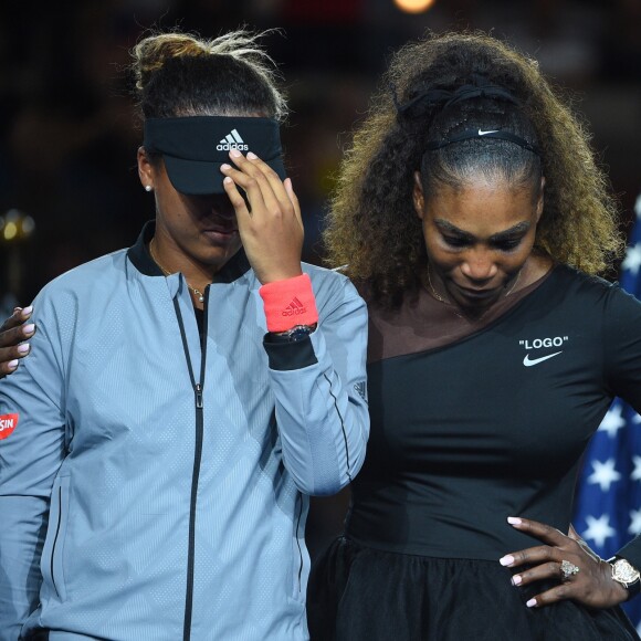 Serena Williams a apporté son soutien à Naomi Osaka, qui s'est retirée de Roland-Garros après avoir reçu une première amende pour s'être dispensée de conférence de presse.