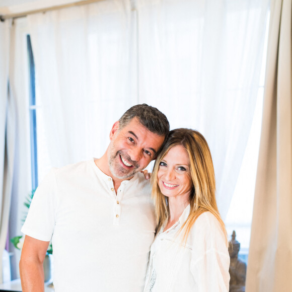 Exclusif - Stéphane Plaza et Carole Carat - Stéphane Plaza rend visite à Fabienne Carat et sa soeur Carole, dans leur appartement, à l'occasion du tournage de l'émission "Recherche appartement ou maison". Le 13 septembre 2020 © Tiziano Da Silva / Bestimage 