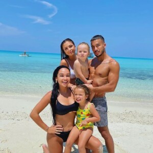 Jazz Correia avec son mari Laurent, ses enfants Chelsea et Cayden et sa soeur Eva aux Maldives, le 17 mars 2021