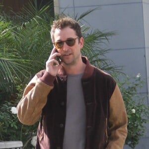 L'acteur Noah Wyle au téléphone dans la rue à Beverly Hills le 3 décembre 2015. © CPA/Bestimage