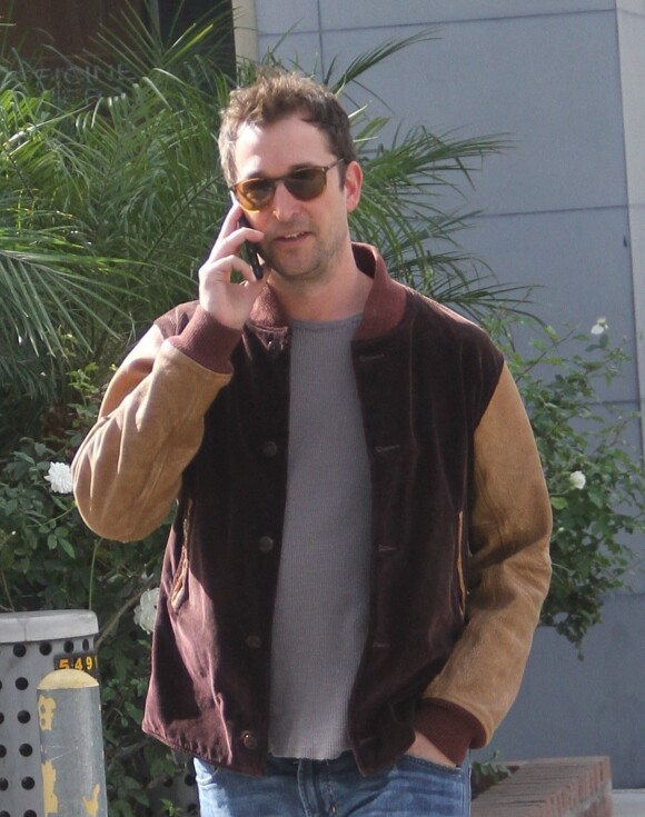 L'acteur Noah Wyle au téléphone dans la rue à Beverly Hills le 3 décembre 2015. © CPA/Bestimage