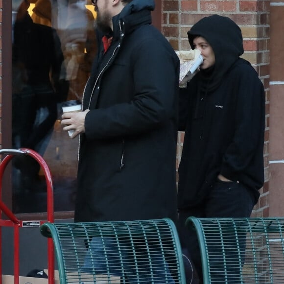 Exclusif - Lily Allen et son compagnon David Harbour font du shopping à Aspen, Colorado, États-Unis, le 4 janvier 2020.