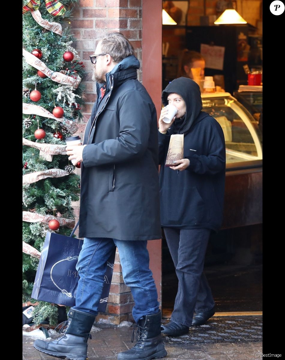 Exclusif - Lily Allen et son compagnon David Harbour font du shopping à Aspen, Colorado, États-Unis, le 4 janvier 2020.