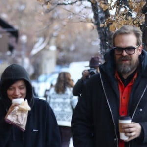 Exclusif - Lily Allen et son compagnon David Harbour font du shopping à Aspen, Colorado, États-Unis, le 4 janvier 2020.