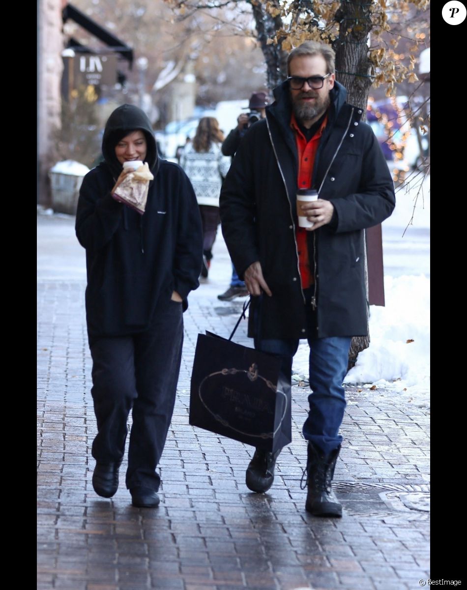 Exclusif - Lily Allen et son compagnon David Harbour font du shopping à Aspen, Colorado, États-Unis, le 4 janvier 2020.