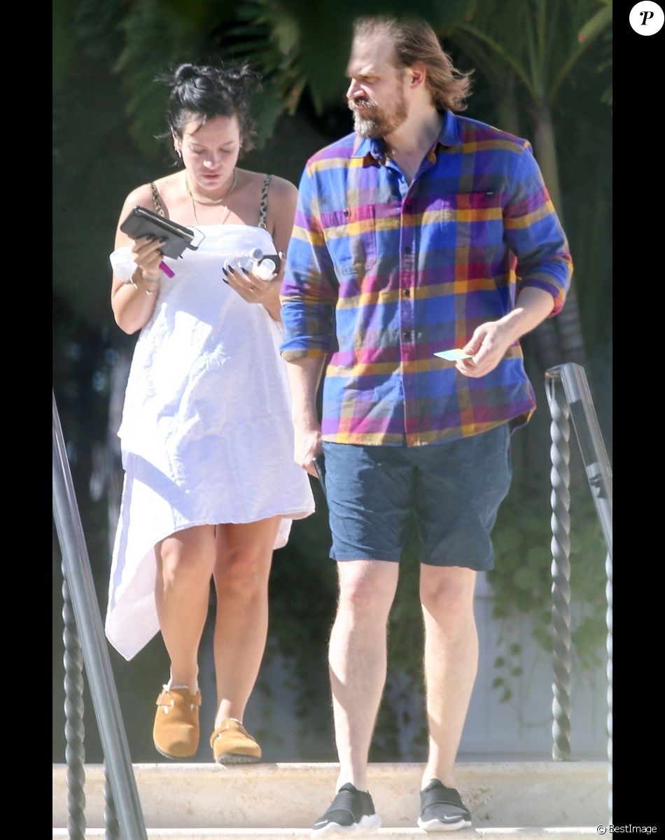 Lily Allen, en bikini léopard, et son compagnon David Harbour se relaxent dans un club de Miam le 4 décembre 2019.