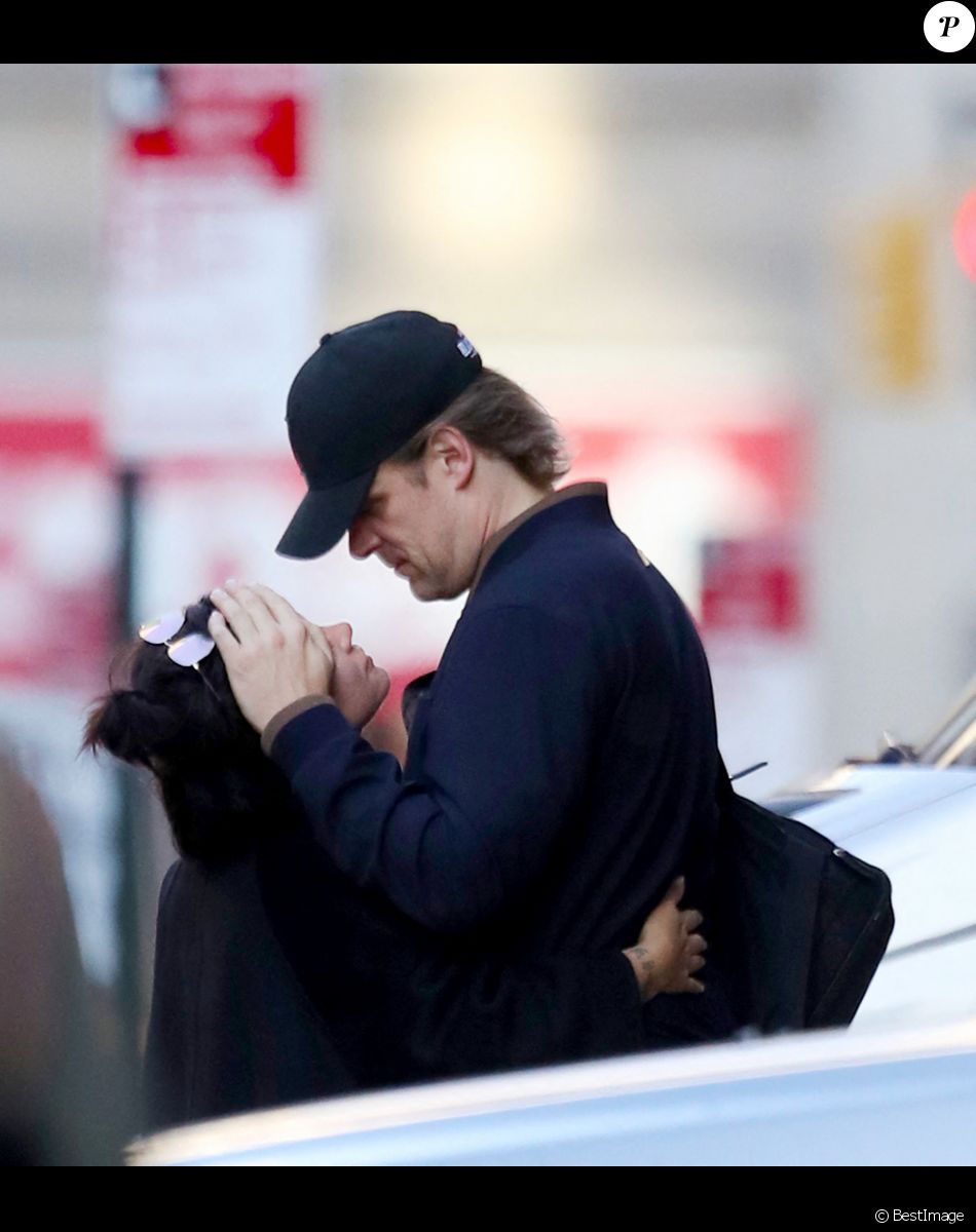 Exclusif - Lily Allen se blottit tendrement dans les bras de son compagnon David Harbour dans la rue à New York le 14 octobre 2019.