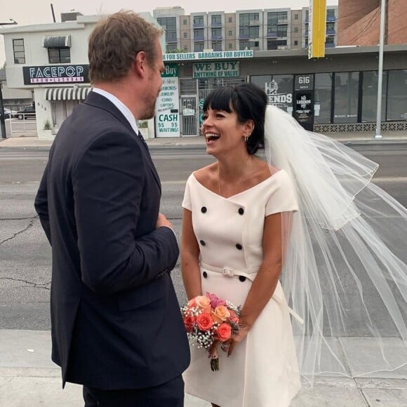 Lily Allen se marie à Las Vegas avec David Harbour devant un sosie d'Elvis.