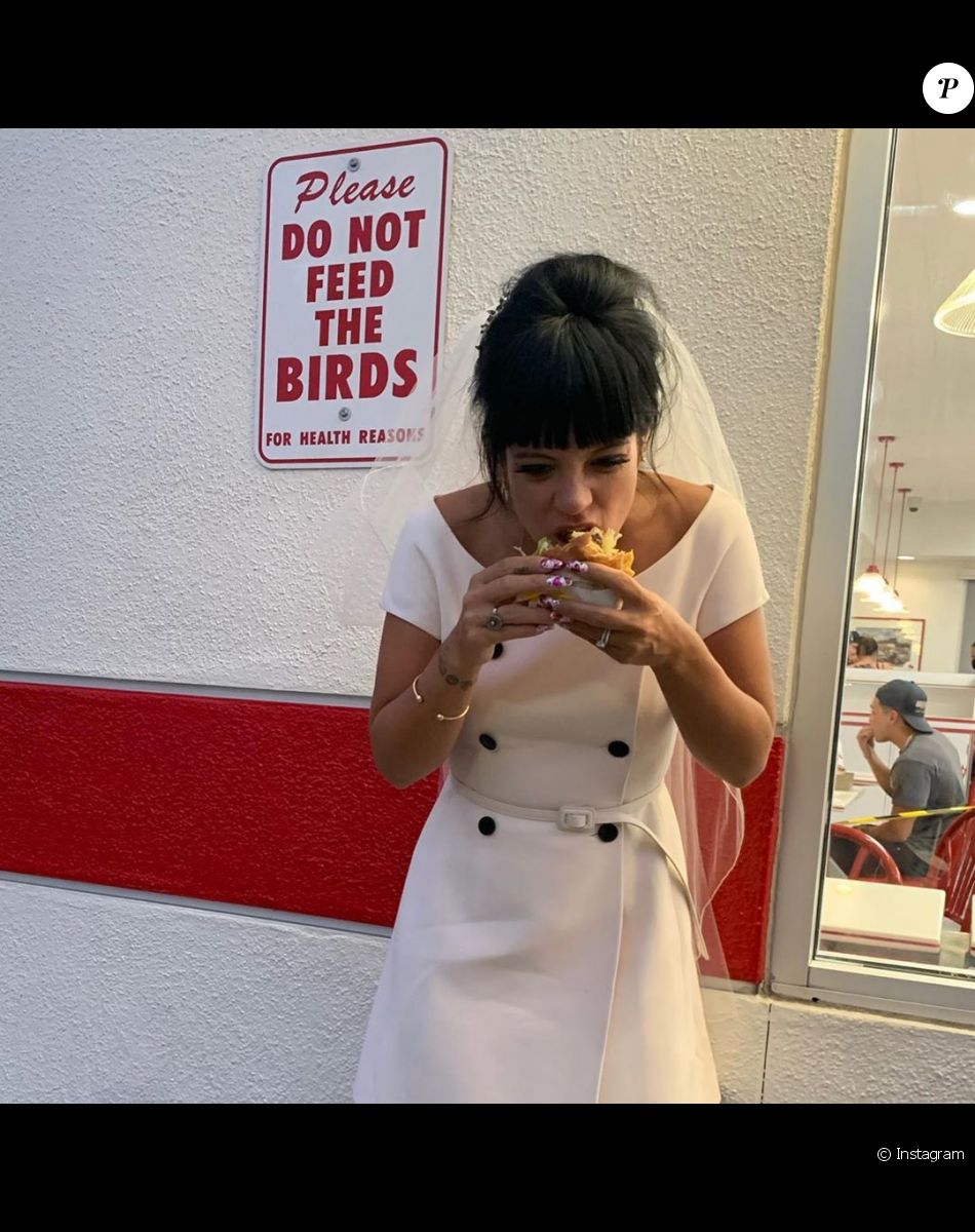 Lily Allen se marie à Las Vegas avec David Harbour devant un sosie d'Elvis.
