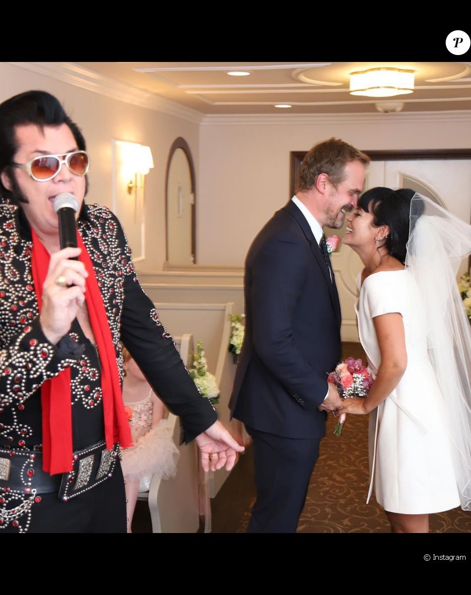 Lily Allen se marie à Las Vegas avec David Harbour devant un sosie d'Elvis.