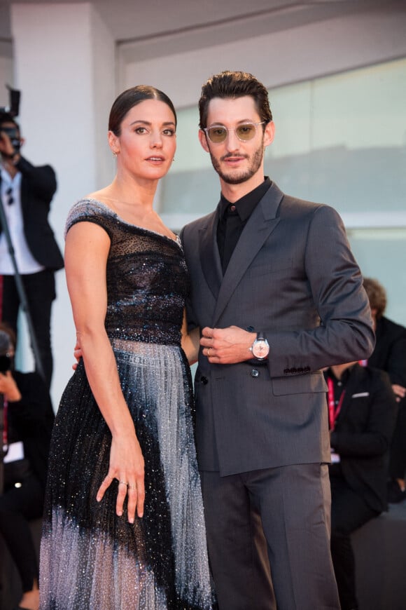 Natasha Andrews et son mari Pierre Niney - Red carpet du film "Amants" lors de la 77e édition du Festival international du film de Venise, la Mostra. Le 3 septembre 2020.