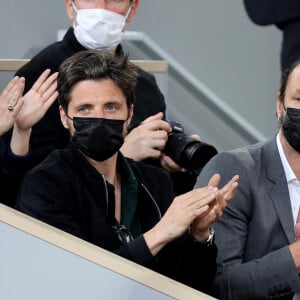 Raphaël Personnaz et un ami dans les tribunes des Internationaux de France de tennis de Roland Garros. Paris, le 4 juin 2021. © Dominique Jacovides/Bestimage