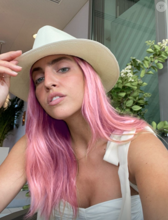 Carla Ginola, coiffée d'une perruque rose à Roland-Garros, à Paris, le 4 juin 2021.