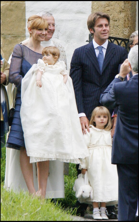 Baptême de la princesse Luisa à Gstaad, en Suisse, avec le prince Emmanuel-Philibert de Savoie, son épouse Clotilde Courau et la princesse Vittoria, en 2007.