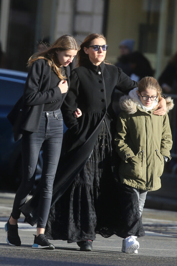 Clotilde Courau et ses filles Luisa et Vittoria - Arrivées des personnalités en l'église de La Madeleine pour les obsèques de Johnny Hallyday à Paris. Le 9 décembre 2017